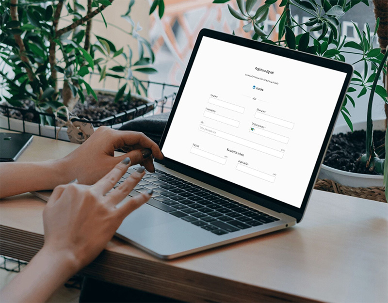 Kvinna vid laptop söker karriärmöjligheter