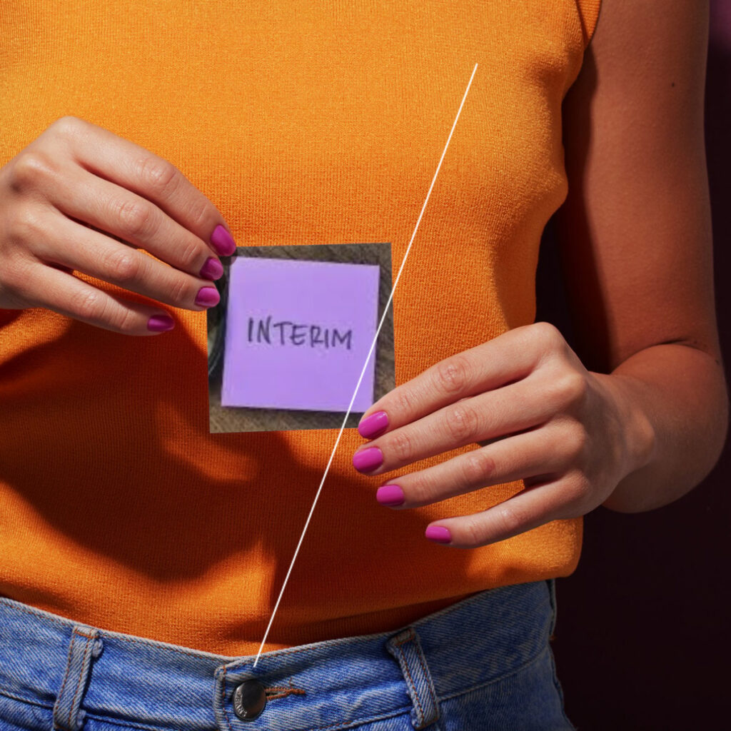 Kvinna håller i skylt med texten "Interim"